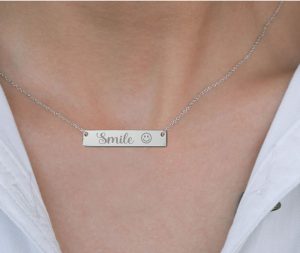 silver-horizontal-necklace-white-shirt-smile-700p46k